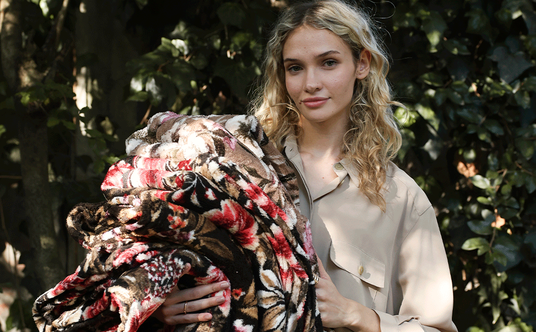 _0002_manta-outlet-floral-2026-ambientado-com-modelo-cena-01